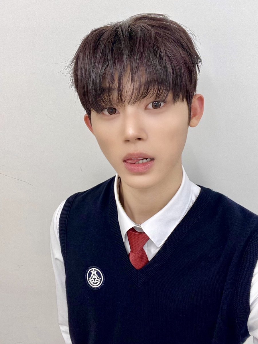 thewind_twt's tweet photo. [#최한빈] 한비니의 교복 셀카 등장!!📚📚 https://t.co/aqef1jf10W