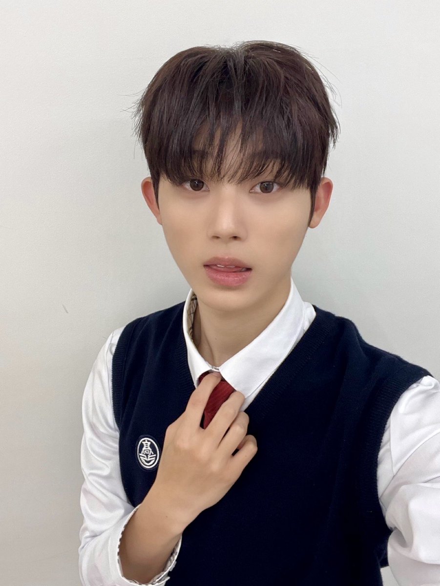 thewind_twt's tweet photo. [#최한빈] 한비니의 교복 셀카 등장!!📚📚 https://t.co/aqef1jf10W