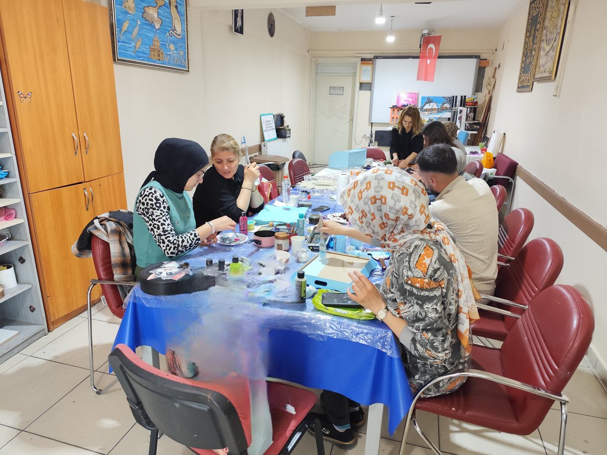 El emeği göz nuru dekoratif aksesuarlarla yaşam alanlarını güzelleştiriyoruz.
Tarzını yansıtmak isteyenler için özel tasarımlar, sıcak dokunuşlar bu atölyede hayat buluyor.
Koleksiyonumuzu görmek ve sana özel parçaları keşfetmek için seni de İpekyolu Gençlik Merkezine bekliyoruz.