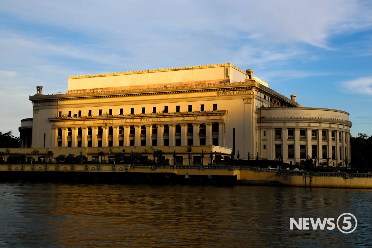 News5PH's tweet photo. PAGBABALIK-DANGAL SA POST OFFICE BUILDING
Inihahanda na ng Philippine Postal Corporation #PHLPost ang terms of reference para sa Detailed Architectural and Engineering design ng gusali ng Manila Central Post Office na natupok ng sunog dalawang taon na ang nakalipas.
Bubuksan na ang proseso ng public bidding ngayong buwan — tanda ng pagsisimula ng pagpapanumbalik sa dating hubog ng gusali.
Sa kabila ng digmaan at sunog, nanatiling nakatindig ang Post Office Building tungo sa ikasandaang anibersaryo nito sa 2026. Dinisenyo ito ng arkitektong si Juan Arellano at nagsilbing ehemplo ng neoclassical architecture sa bansa.
“This project is about honoring our past, preserving our identity, and showing the strength and unity of our people through heritage conservation and nation-building,” ani Postmaster General at PHLPost CEO Luis D. Carlos.
Kuha ng #News5 ang larawang ito ng gusali, April 24.
📸: John Reczon Calay/News5 Digital