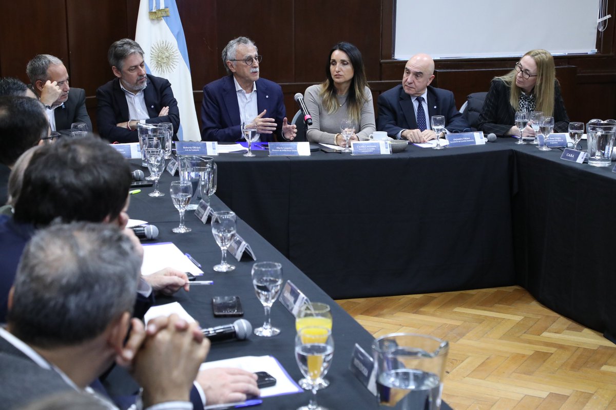 antunezproeza's tweet photo. ▶️Nueva reunión del COFESA, participé en representación del Ministro Héctor González. 
✅Entre los temas abordados estuvieron el fortalecimiento de la alimentación saludable y se analizaron los avances de la estrategia de vacunación focalizada contra el sarampión. @SaludMisiones https://t.co/OJmEFWBeOA