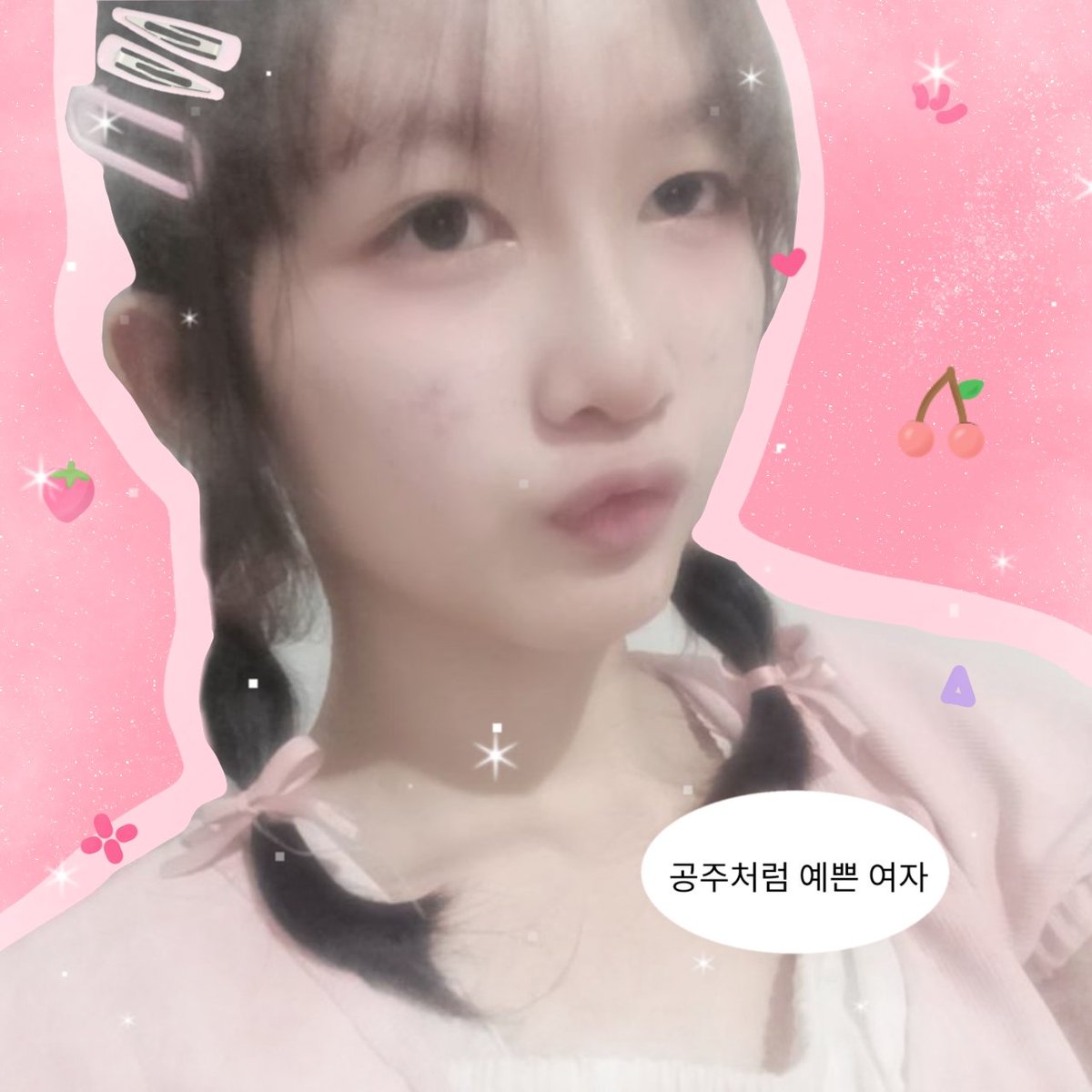 S0NG_0FTHESTARS's tweet photo. ℘ink hαirclip 👚🌟 

"mau nyium kaka cantik dong"                   "iihh"

#MOAsd #MOASelcaDay #TXT https://t.co/rGvurRijX4