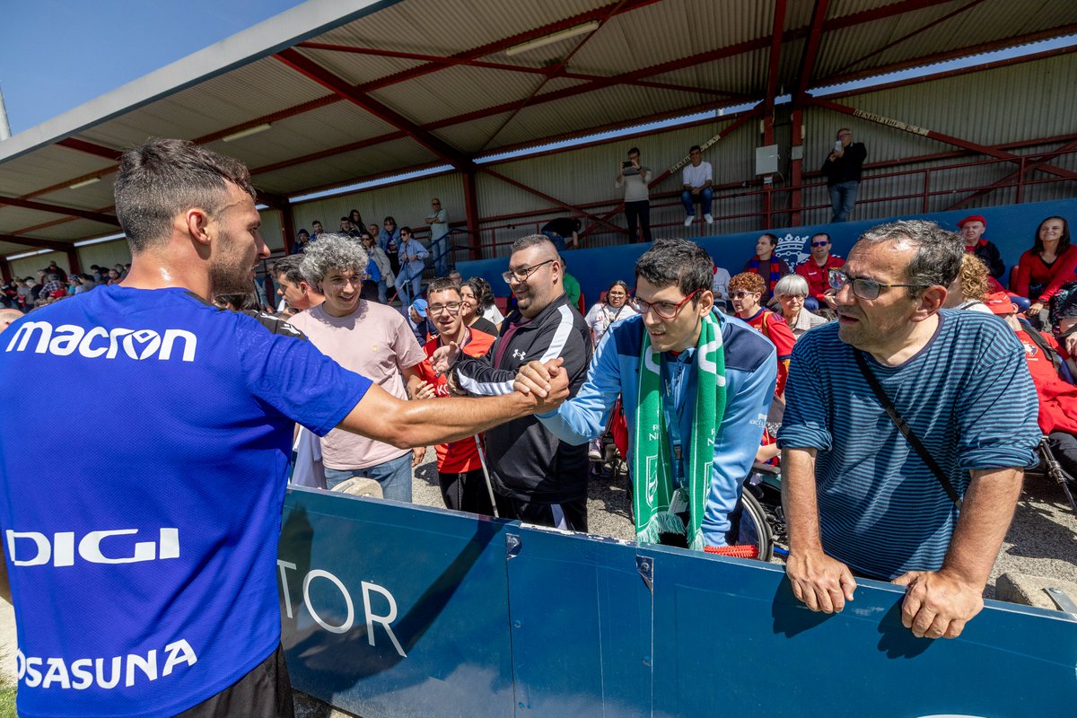 Osasuna's tweet photo. 🥰 ¡Cómo hemos disfrutado esta mañana con la 'Grada Social'!

🙌 ¡Gracias por vuestro cariño, rojillos! https://t.co/hGtnKlLoYp