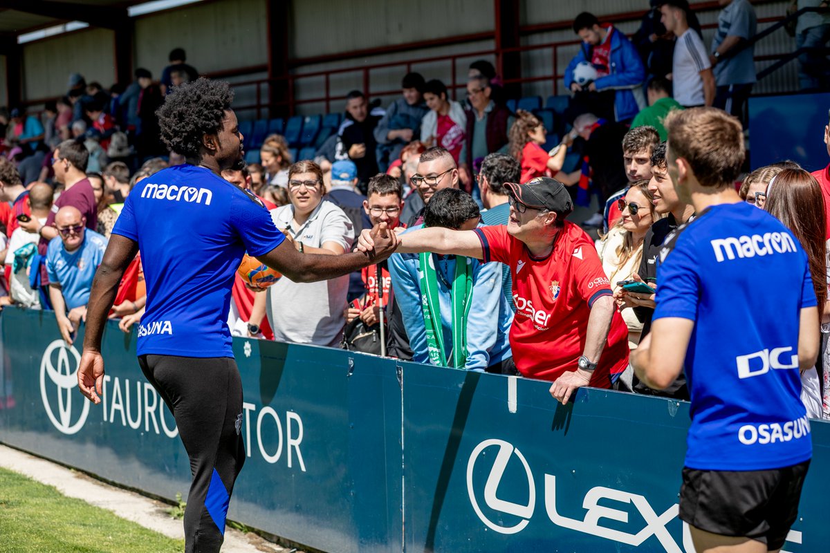 Osasuna's tweet photo. 🥰 ¡Cómo hemos disfrutado esta mañana con la 'Grada Social'!

🙌 ¡Gracias por vuestro cariño, rojillos! https://t.co/hGtnKlLoYp