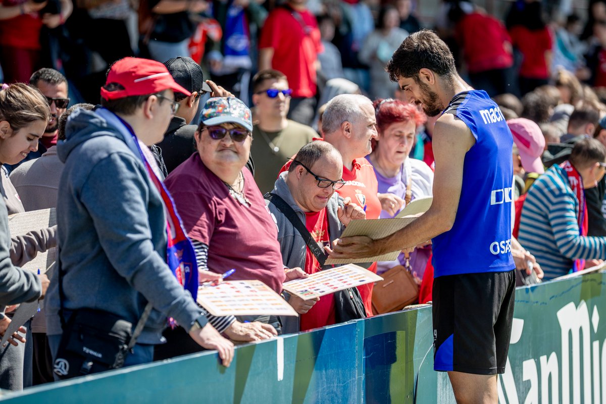 Osasuna's tweet photo. 🥰 ¡Cómo hemos disfrutado esta mañana con la 'Grada Social'!

🙌 ¡Gracias por vuestro cariño, rojillos! https://t.co/hGtnKlLoYp