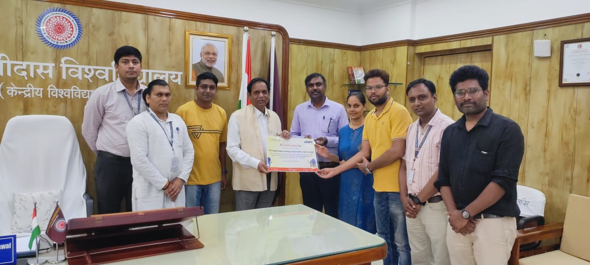 ramesh_gohe's tweet photo. @ggv_smc 
The successful handover of *“Ek Karma Solar Ka”* certificates, in collaboration with Energy Swaraj Foundation, was made possible under the visionary leadership of Hon’ble Vice-Chancellor *Prof. Alok Kumar Chakrawal sir*. His guidance continues to inspire GGV and its.. https://t.co/nCkKbOfeFI