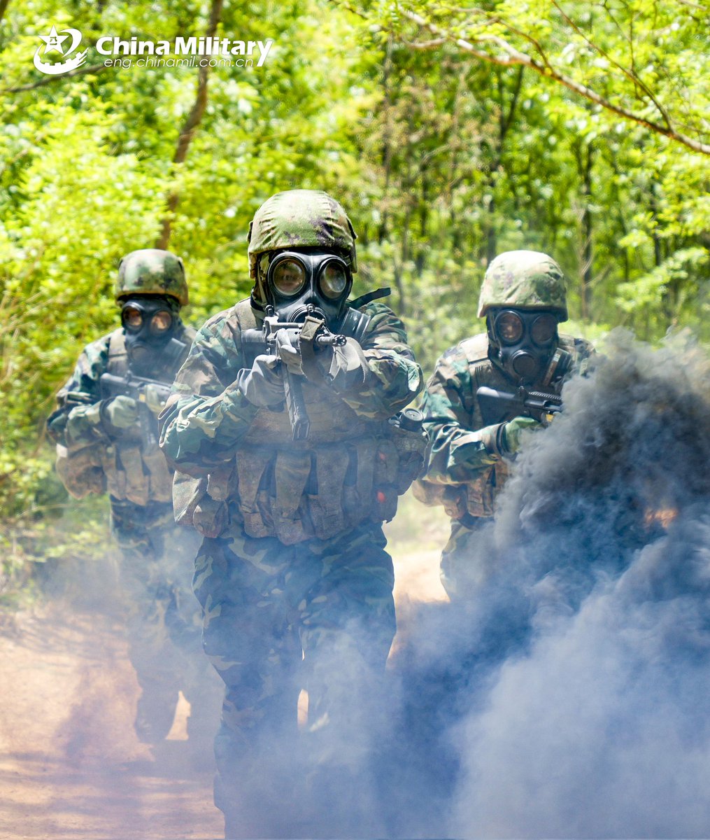 ChinaMilBugle's tweet photo. Smoky Advance: #Photos show soldiers assigned to a brigade under Chinese #PLA 71st #GroupArmy passing through contaminated area in combat formation during an emergency #ChemicalDefense training exercise. #Chinamilitary https://t.co/CpIVONIitE