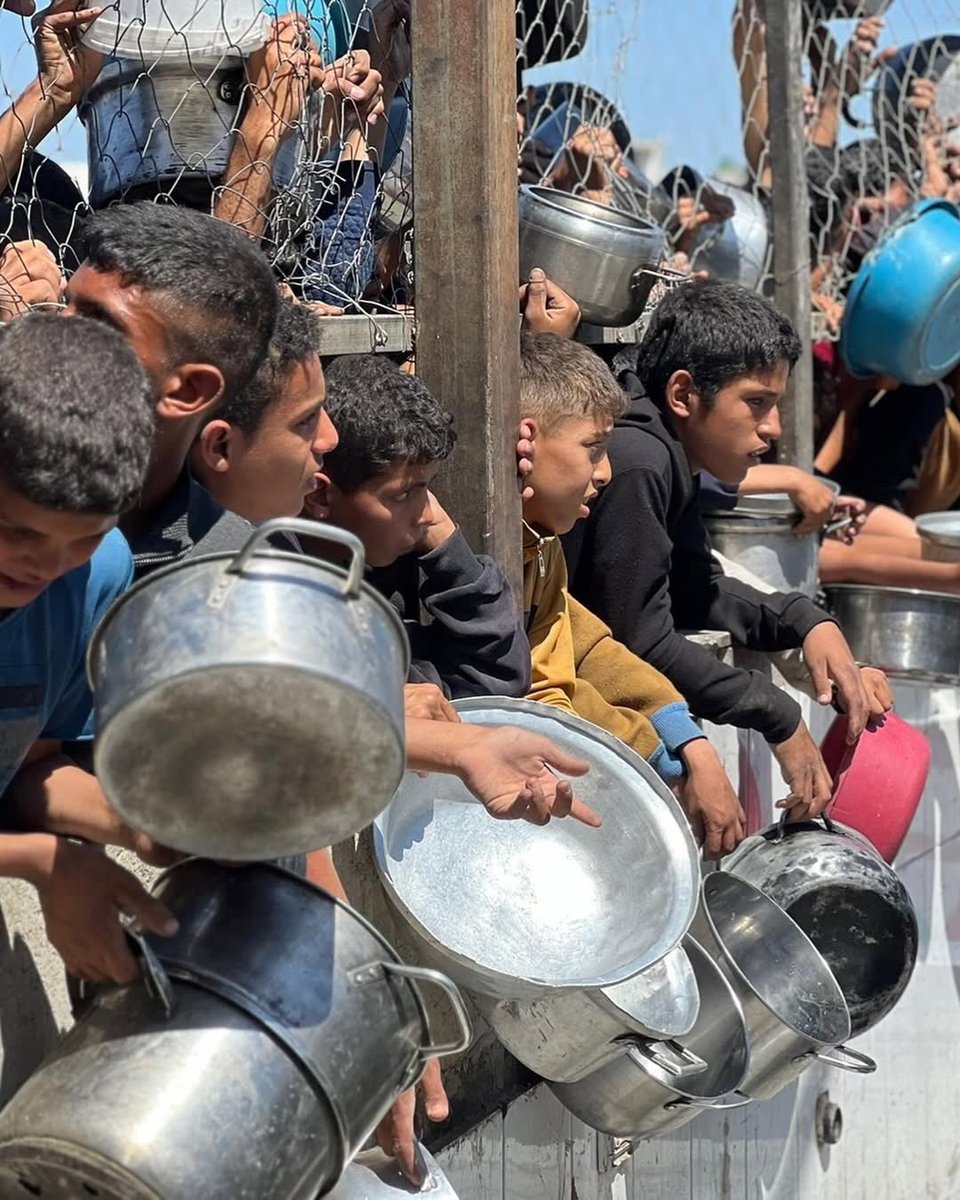 Danielsalcan_'s tweet image. Luego de bombardear por semanas a los palestinos, Israel ahora usa la inhumana estrategia de impedir el ingreso de ayuda humanitaria. En las próximas 48 horas podrían morir más de 14.000 niños por falta de medicamentos y comida. El mayor genocidio de la historia de la humanidad.