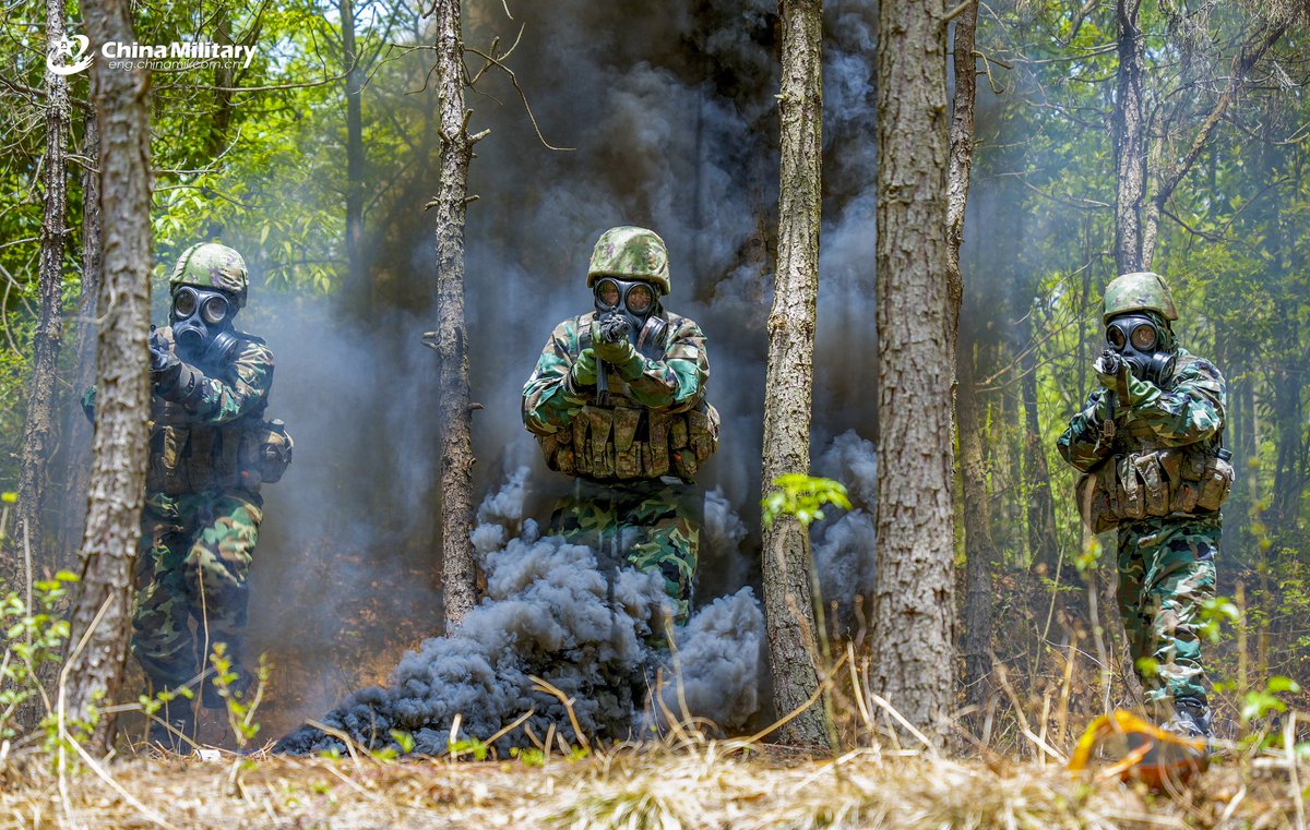 ChinaMilBugle's tweet photo. Smoky Advance: #Photos show soldiers assigned to a brigade under Chinese #PLA 71st #GroupArmy passing through contaminated area in combat formation during an emergency #ChemicalDefense training exercise. #Chinamilitary https://t.co/CpIVONIitE