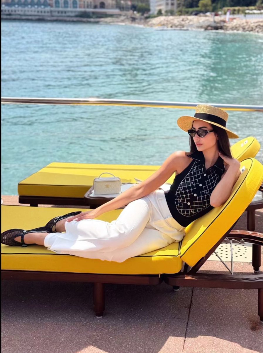 عمتكم نورر 😵‍💫

بمجرد ماتشوف صورة لها راح تكون مهان ذليل تحت رجلها  و تتمنى تتفل عليك و تدعسك يالمهان😭