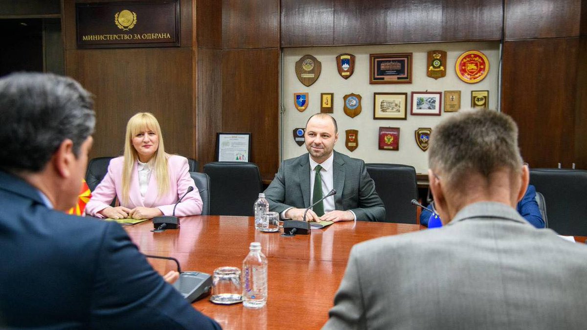 📌Денеска министерот Владо Мисајловски оствари средба со амбасадорот на 🇪🇺Европската Унија, Михалис Рокас.
На средбата се разговараше за актуелната безбедносна состојба во регионот и Европа како и за заедничките активности за одржување на мирот и стабилноста.
