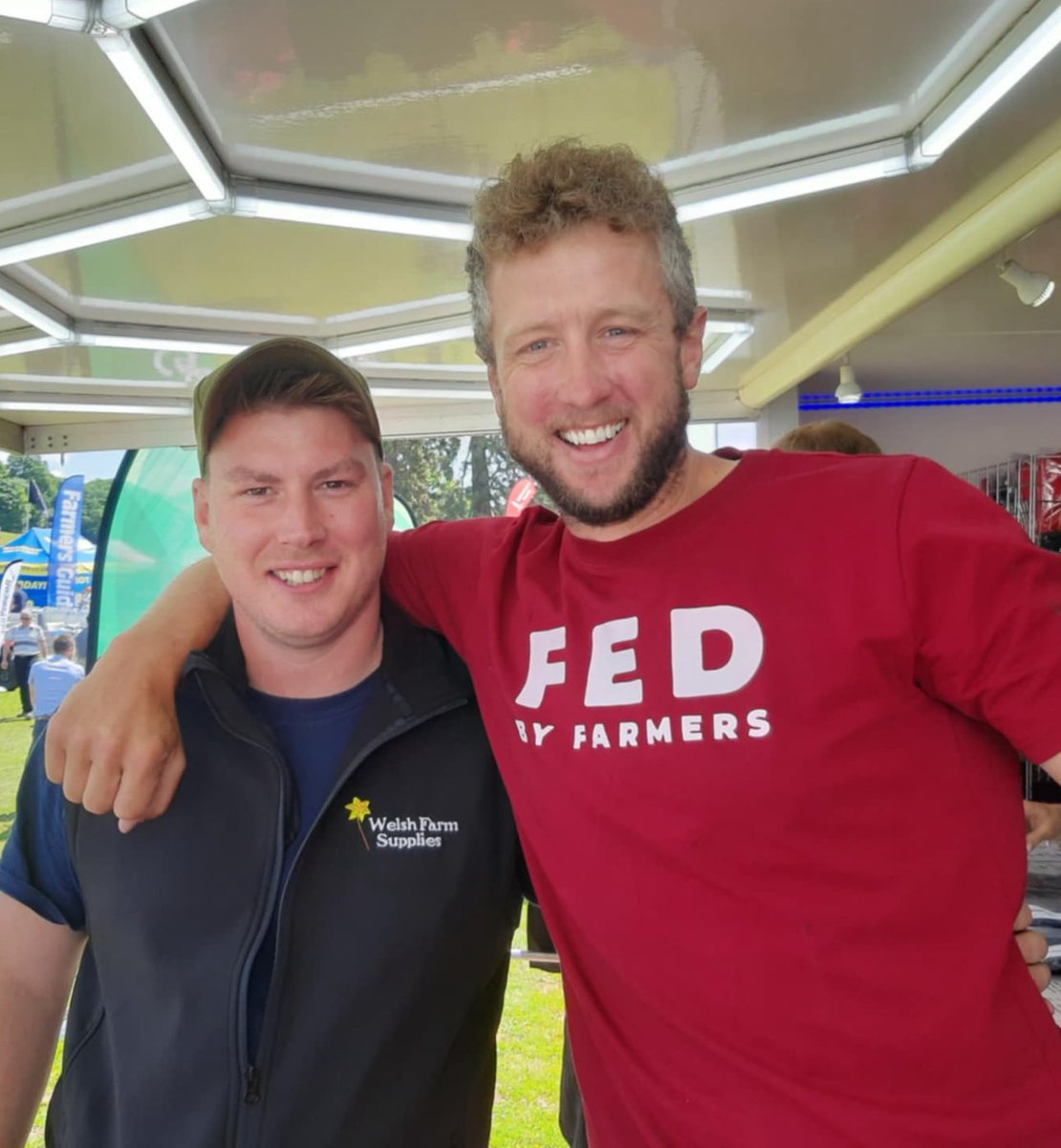 FarmWelsh's tweet image. Our new recruit Matt Owen spending too much time on other stands! 😂

#smallbusinessesstickingtogether #SheepAndCattleDrench #wholelambcolostrum #thedaffodilisrising #lambdefender #WorksEverywhere #notjustforwales #littleandoften #eweturnpodcast #WelshFarmSupplies