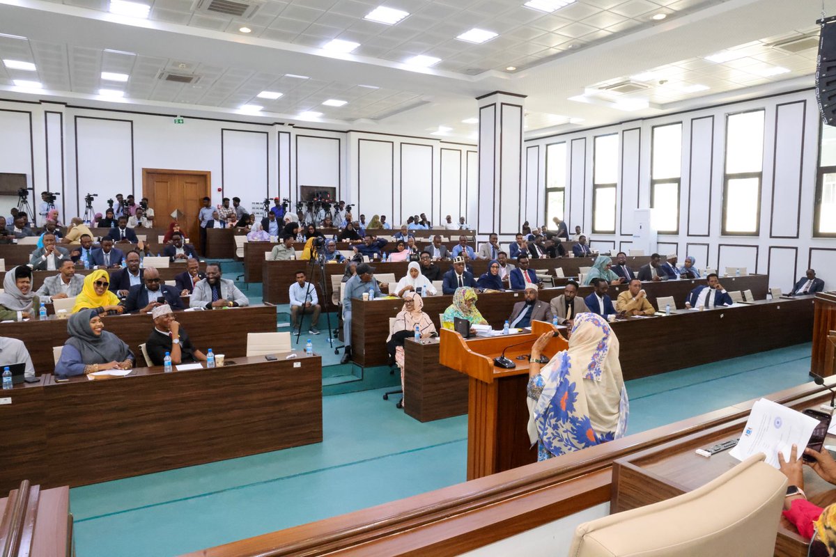 Guddoomiyaha Golaha Shacabka ee BJFS Mudane Sheekh Aadan Maxamed Nuur (Madoobe) ayaa shir guddoomiyay kalfadhiga 6-aad kulankiisa 15-aad oo looga dooday Hindise Sharciyeedka Barakacayaasha.