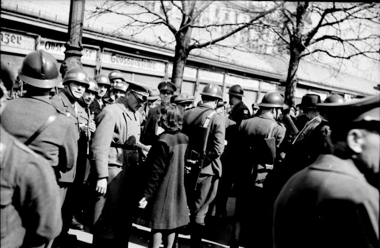 Die Versorgung der Bevölkerung war nach 1945 äußerst schwierig. Der Schwarzmarkt wurde zur zentralen, wenn auch illegalen, Ergänzung der unzureichenden Lebensmittelrationen. 
Foto: Razzia am Naschmarkt 1946.
Mehr dazu im #WienGeschichteWiki 👉geschichtewiki.wien.gv.at/Schwarzmarkt_i…

#1945bis1955