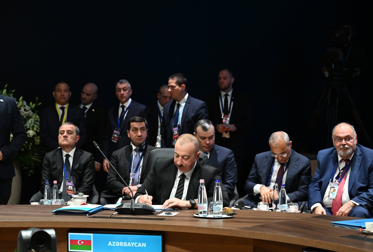 azpresident's tweet photo. Türk Dövlətləri Təşkilatının Dövlət başçılarının qeyri-rəsmi Zirvə görüşündə Bəyannamə imzalanıb.

https://t.co/w1Q4ZFQMcZ https://t.co/PMNaKg74kS