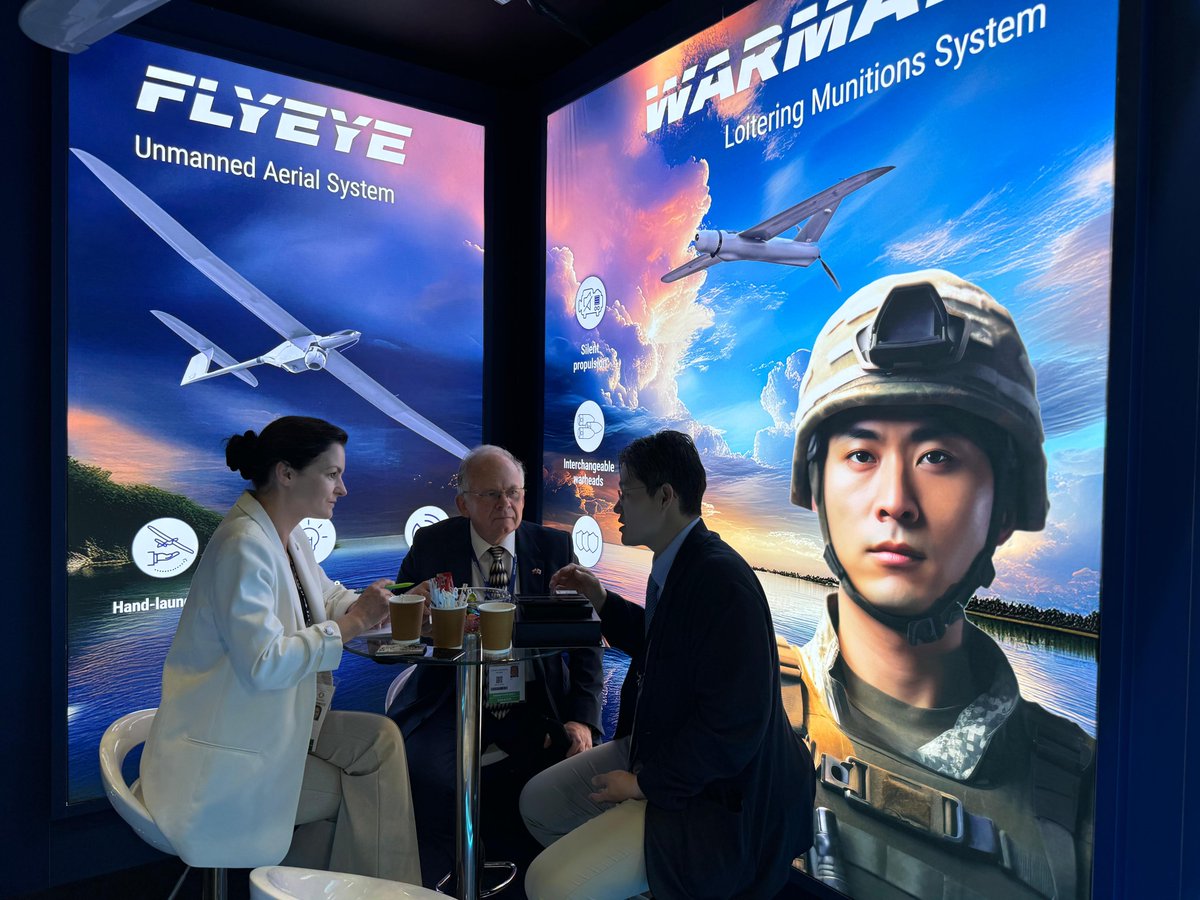 WBGroup_PL's tweet photo. W Chibie rozpoczęły się targi @DSEI_Japan_EN. @WBGroup_PL pojawiła się w Japonii ze swoimi zaawansowanymi rozwiązaniami. Nasze stoisko odwiedził Gen Nakatani, minister obrony Japonii oraz liczne delegacje m in. z 🇯🇵, 🇹🇭, 🇱🇻, 🇰🇷 i 🇫🇷.
#Warmate #FlyEye #ZMU05N #AMSTA #FT5 https://t.co/vwAyMRh9qh