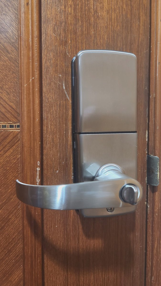 超笨的啦
換個房間門電子鎖忘了設子密碼就把自己鎖在房外
等到請人開鎖最後開完鎖
已經是兩個小時之後🤣🤣🤣