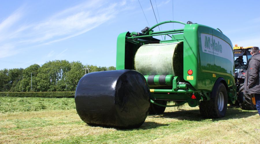 FarmersGuide's tweet image. As farmers face increasing pressure to improve sustainability and operational efficiency, many are turning to #NetReplacementFilm (NRF) as a smarter alternative to traditional #silage wrapping methods. 

farmersguide.co.uk/livestock/fora…

#SilageWrap #FarmTech #AgriBusiness #FarmingIreland