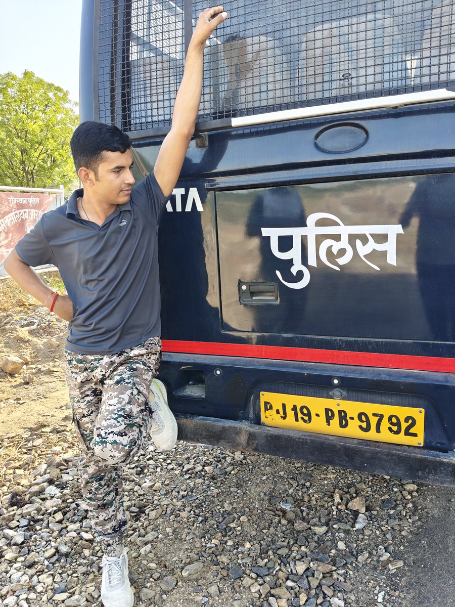 Jay_lukha11's tweet photo. बहुत से अरमान ले के चला था...
 
ज़िन्दगी के सफ़र में...
 
मोड़ आते गए अरमान छूटते गए...!! https://t.co/3yJIXHwdcd