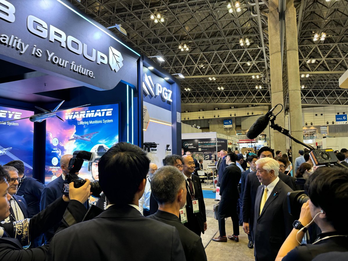 WBGroup_PL's tweet photo. W Chibie rozpoczęły się targi @DSEI_Japan_EN. @WBGroup_PL pojawiła się w Japonii ze swoimi zaawansowanymi rozwiązaniami. Nasze stoisko odwiedził Gen Nakatani, minister obrony Japonii oraz liczne delegacje m in. z 🇯🇵, 🇹🇭, 🇱🇻, 🇰🇷 i 🇫🇷.
#Warmate #FlyEye #ZMU05N #AMSTA #FT5 https://t.co/vwAyMRh9qh