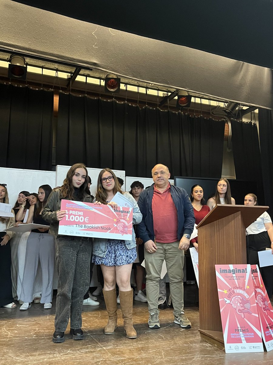 ajuntament_vh's tweet photo. 🏆🥇Les alumnes de l’@INSBdE Yesenia Lutchi Dorado i Oihane Martín Velasco han guanyat els XVIII Premis Enfila el teu futur per a joves emprenedors, organitzats per l’empresa municipal @idetsa, amb la col·laboració d'@Alpiq, les associacions empresarials locals i l'Ajuntament. https://t.co/vQZJduhnKA