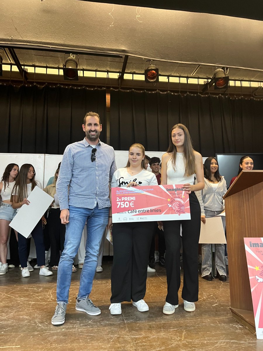 ajuntament_vh's tweet photo. 🏆🥇Les alumnes de l’@INSBdE Yesenia Lutchi Dorado i Oihane Martín Velasco han guanyat els XVIII Premis Enfila el teu futur per a joves emprenedors, organitzats per l’empresa municipal @idetsa, amb la col·laboració d'@Alpiq, les associacions empresarials locals i l'Ajuntament. https://t.co/vQZJduhnKA