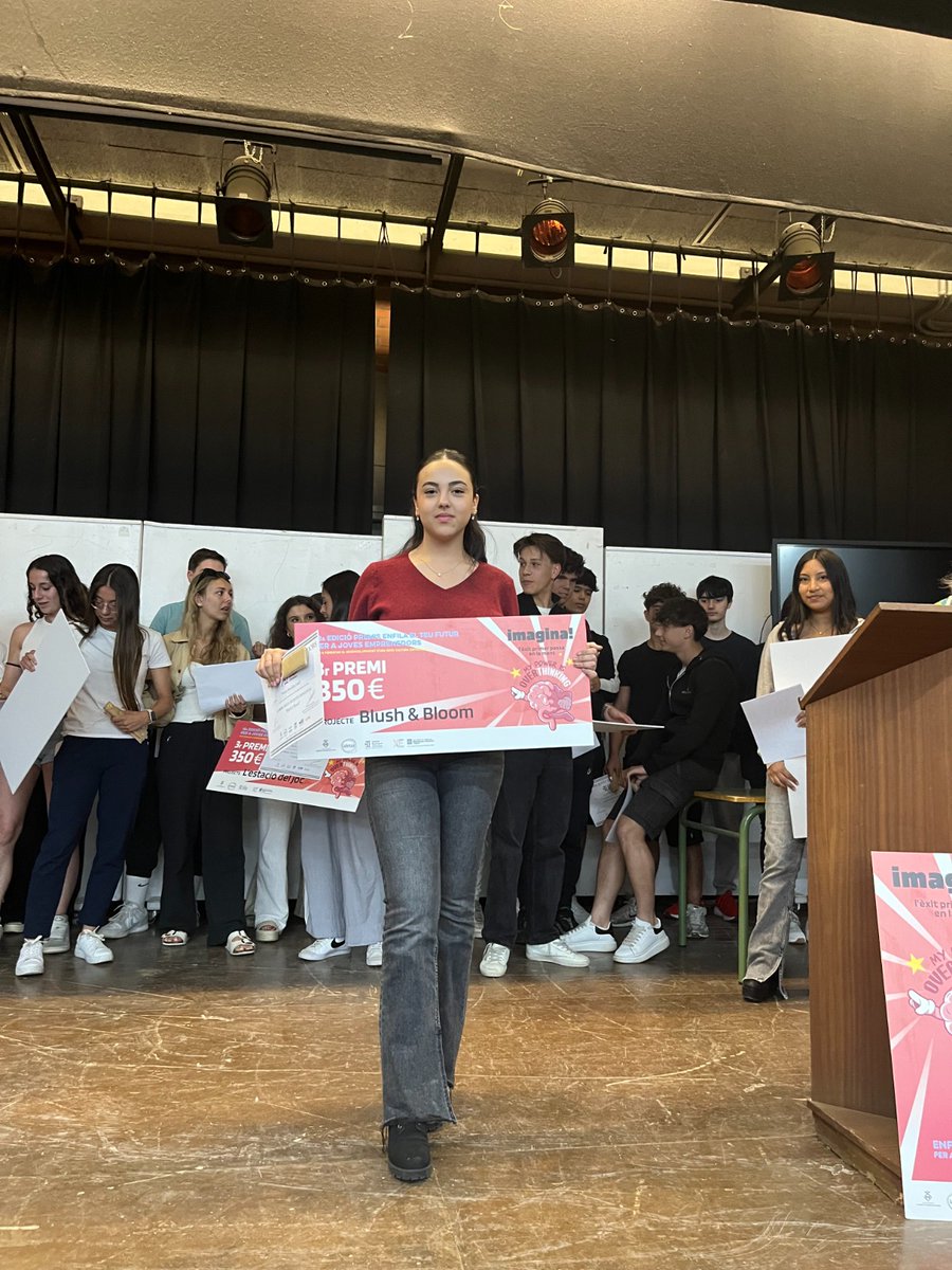 ajuntament_vh's tweet photo. 🏆🥇Les alumnes de l’@INSBdE Yesenia Lutchi Dorado i Oihane Martín Velasco han guanyat els XVIII Premis Enfila el teu futur per a joves emprenedors, organitzats per l’empresa municipal @idetsa, amb la col·laboració d'@Alpiq, les associacions empresarials locals i l'Ajuntament. https://t.co/vQZJduhnKA