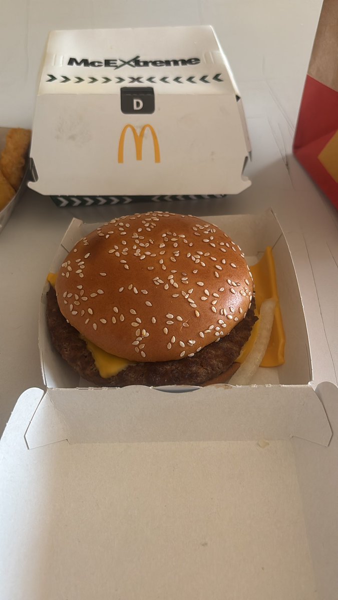 MorensSsS's tweet photo. Que me llamen loco, pero normalmente prefiero el queso en hamburguesa y no en caja. Gracias @McDonalds https://t.co/N3bV0tXgOx