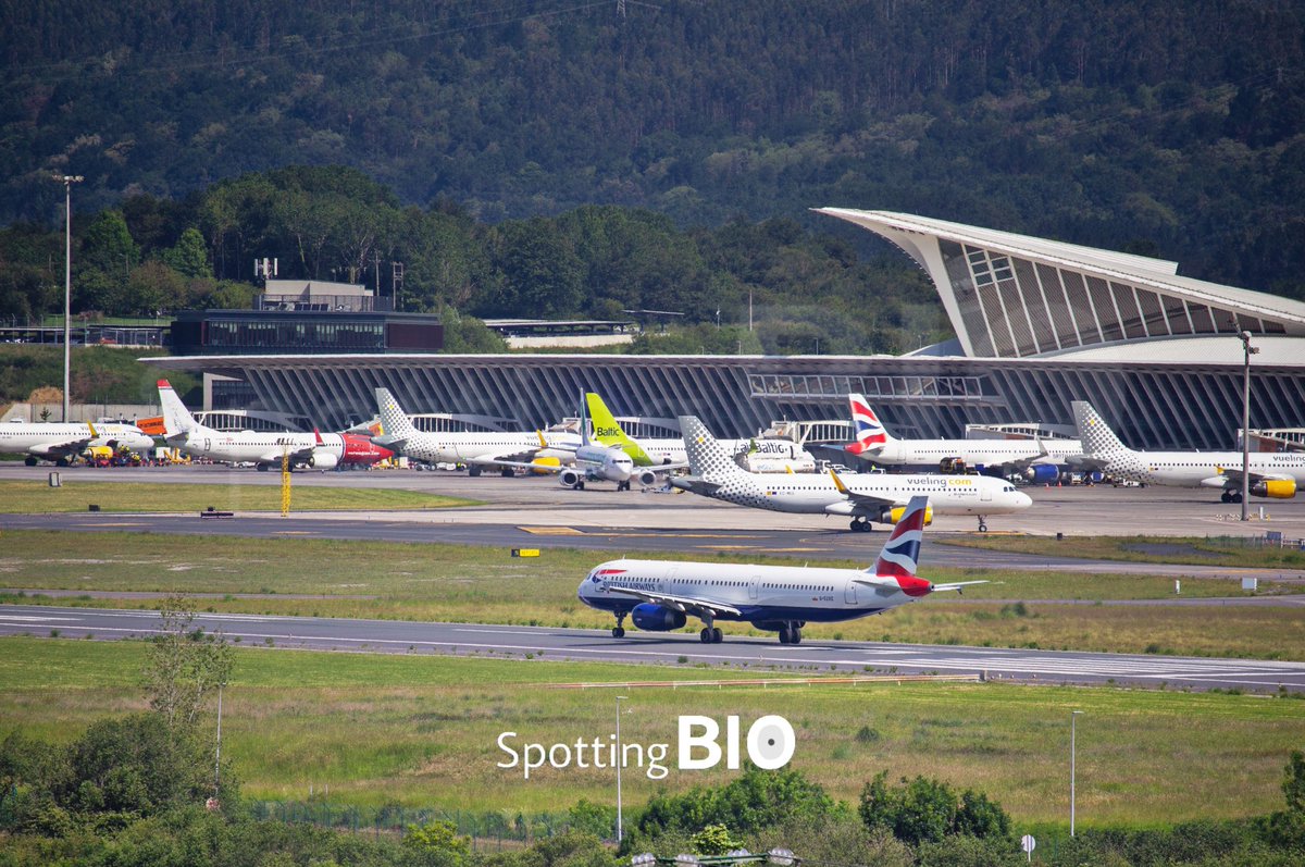 SpottingBio's tweet photo. ‼️EL GRAN DÍA. Así está ahora mismo el #Aeropuerto de #Bilbao. Tanto la terminal de Loiu como la de Sondika están a rebosar de aviones. Se han llegado a juntar más de 30 a la vez. En estos momentos 12 de ellos están aparcados en la pista 10-28. Esto es histórico. https://t.co/WRxtqiJSYO