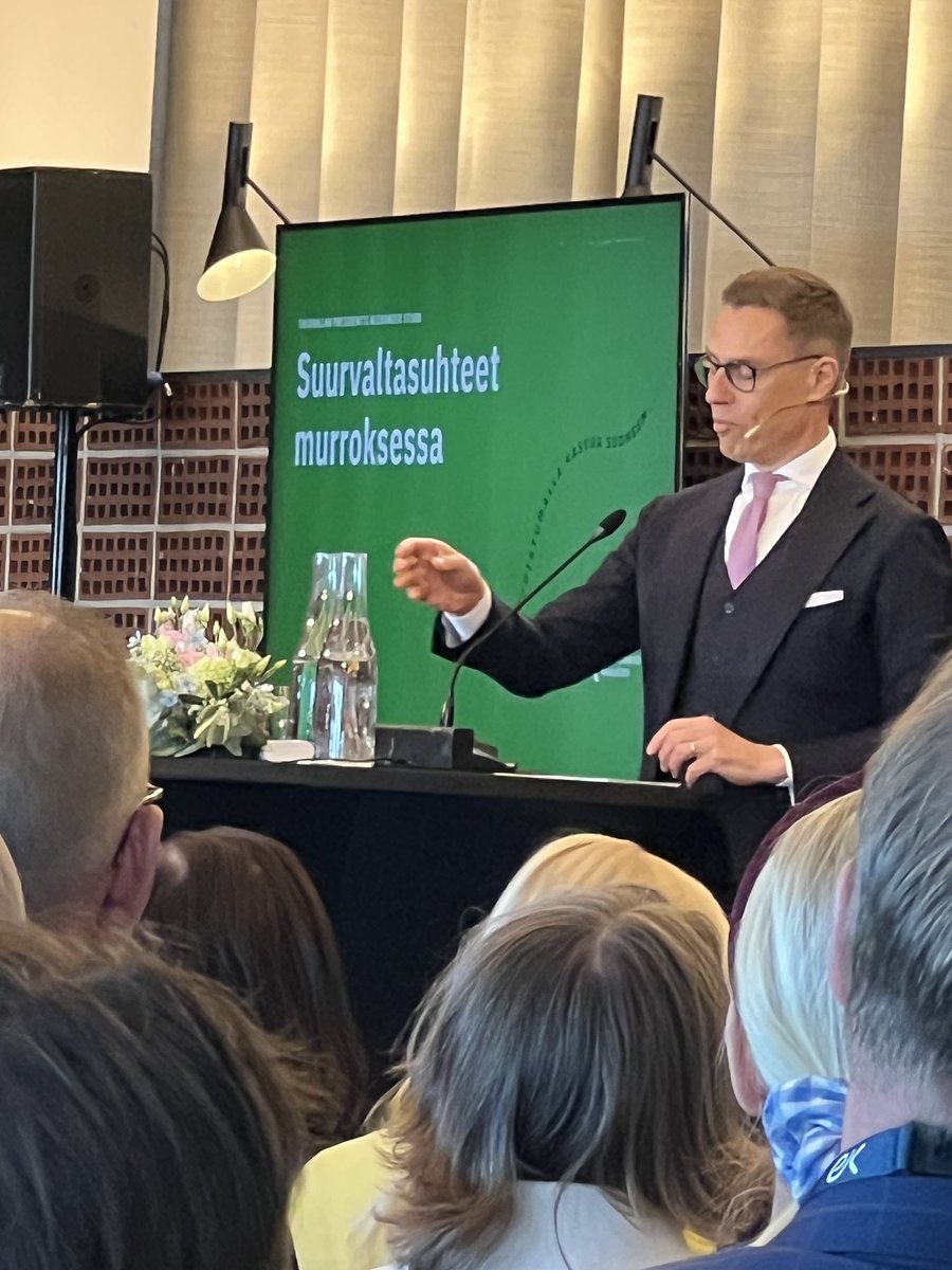 Hyvä puhetta <a href="/Elinkeinoelama/">EK</a> #Ekkevätseminaari ssa tasavallan presidentiltä Alexander Stubbilta. Paluuta entiseen ei ole ja hyvinvointivaltion aika on ohi. Meillä on kuitenkin mahdollisuus rakentaa parempaa. #maailmamuuttuu