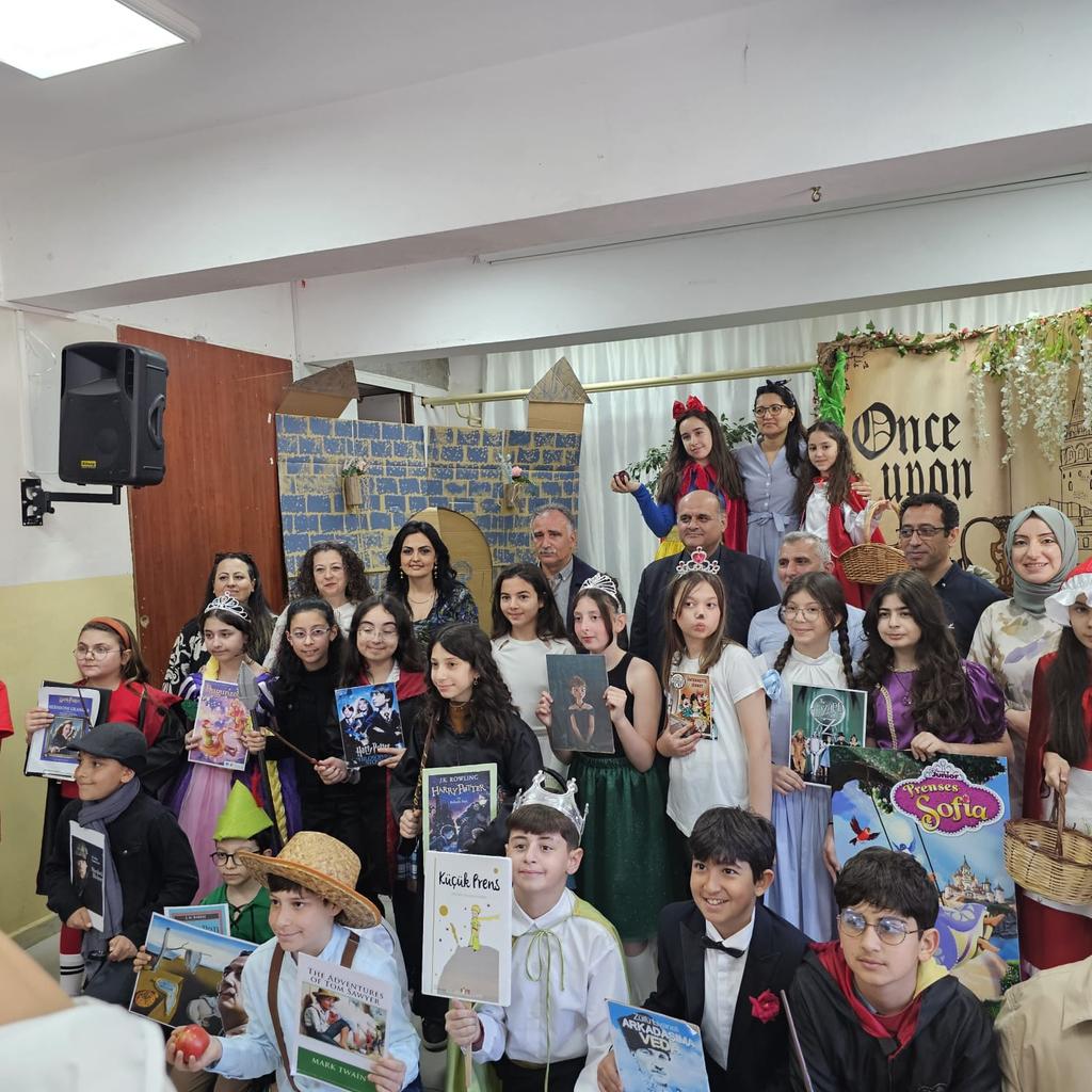 MemAtakum's tweet photo. ✨İlçe Milli Egitim Şube müdürlerimiz Dursun Yürükcü ve Ahmet Aktaş, Mimar Sinan Ortaokulumuz 5.sınıf öğrencilerimizin düzenlemiş olduğu BookWeek Parade(Kitap Korteji haftasi) etkinliği kapsaminda ingilizce sunum yaparak bir masal kahramanını canlandırdıkları programa katıldılar https://t.co/9UmcatMjRV