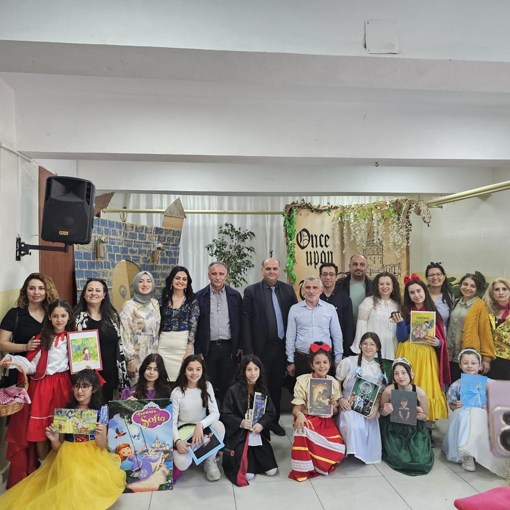 MemAtakum's tweet photo. ✨İlçe Milli Egitim Şube müdürlerimiz Dursun Yürükcü ve Ahmet Aktaş, Mimar Sinan Ortaokulumuz 5.sınıf öğrencilerimizin düzenlemiş olduğu BookWeek Parade(Kitap Korteji haftasi) etkinliği kapsaminda ingilizce sunum yaparak bir masal kahramanını canlandırdıkları programa katıldılar https://t.co/9UmcatMjRV
