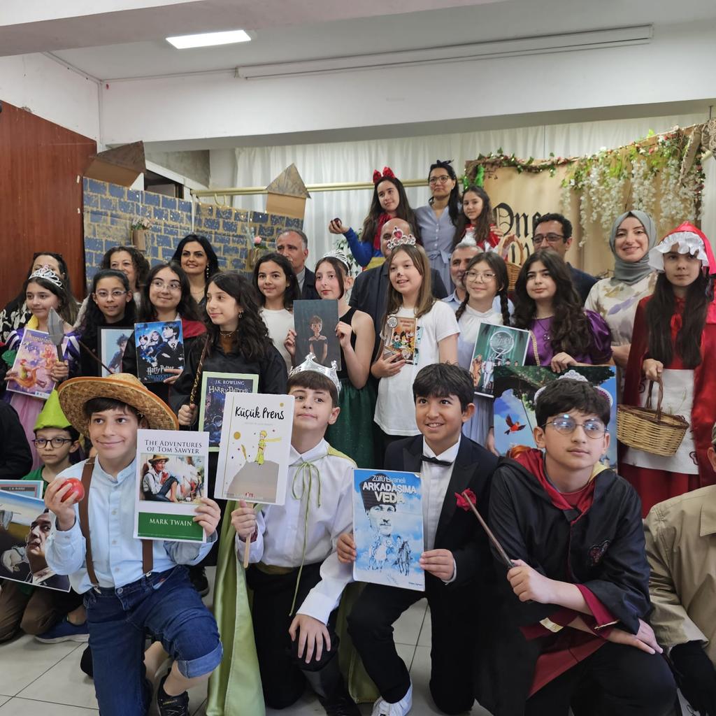 MemAtakum's tweet photo. ✨İlçe Milli Egitim Şube müdürlerimiz Dursun Yürükcü ve Ahmet Aktaş, Mimar Sinan Ortaokulumuz 5.sınıf öğrencilerimizin düzenlemiş olduğu BookWeek Parade(Kitap Korteji haftasi) etkinliği kapsaminda ingilizce sunum yaparak bir masal kahramanını canlandırdıkları programa katıldılar https://t.co/9UmcatMjRV