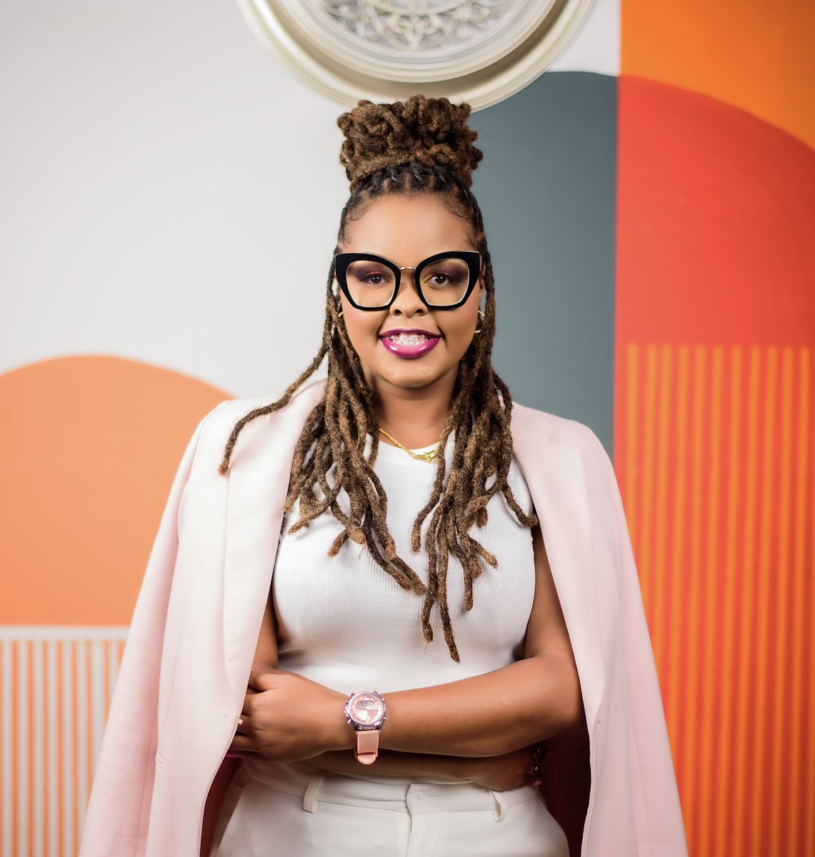 janetmachuka_'s tweet photo. Not everyone is building a brand attracts opportunities. Some will win and some will never. 

Opportunities don’t come to the loudest voice.

They come to the clearest one.

To build that brand that works for you:

📌Show your work.
📌Talk about your values.
📌Teach what you know.
📌Be clear about what you want.
📌Stay consistent.
📌Pay it forward 

After all, your brand is your open door. You have and must keep it visible, valuable and vocal be it online or offline. 

Come, take a virtual seat at our X space conversation tonight with @serahfyne, @Monchari_monchy & co-hosted by @AfricaTweetChat. She will teach you, give you examples and help you grab that opportunity whenever it comes. 

Space link: https://t.co/t4AJQDCqnp