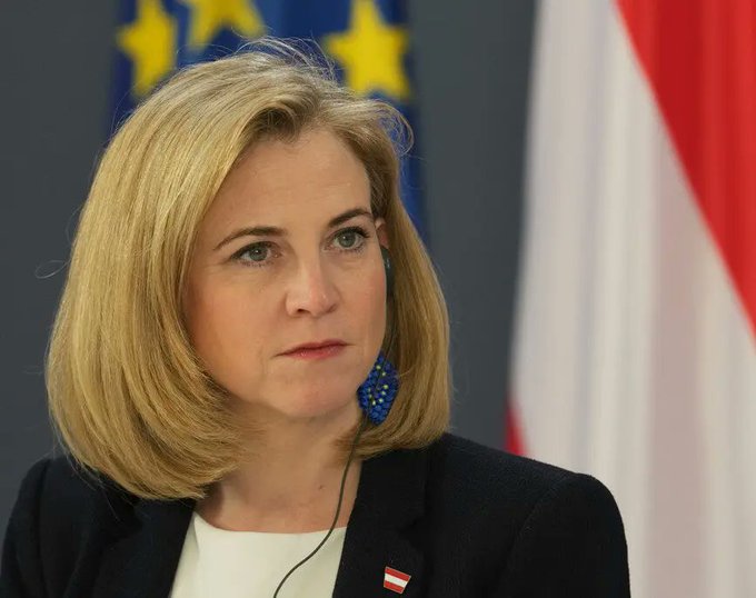 Österreich hat weltweit Botschaften mit (aus)gebildeten und erfahrenen Diplomaten, aber zur Außenministerin macht man diese unfähige und russophobe Meinl-Reisinger von der 9% Randgruppen-Partei NEOS.