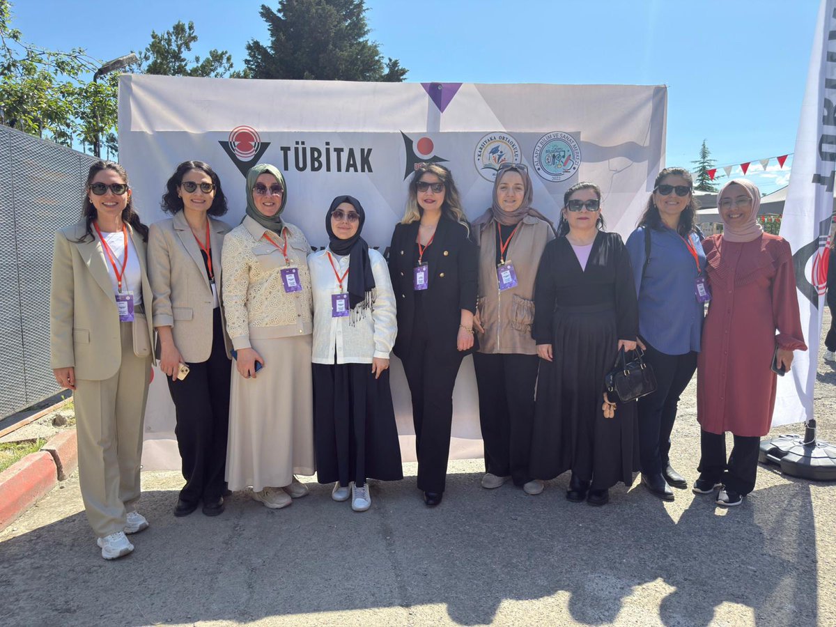 alaplimem's tweet photo. Karşıyaka Ortaokulu ve Alaplı BİLSEM İş Birliğiyle TÜBİTAK 4006-B Bilim Fuarı Büyük İlgi Gördü

Alaplı Kaymakamımız Sayın Selçuk KÖKSAL ve İlçe Milli Eğitim Müdürümüz Sayın Cevat ÇEVİK, Karşıyaka Ortaokulu ile Alaplı Bilim ve Sanat Merkezi (BİLSEM) iş birliğinde düzenlenen TÜBİTAK 4006-B Bilim Fuarı'na katılarak öğrencilerin projelerini inceledi.

Fuar, öğrencilerin piyano resitaliyle başladı ve protokol üyelerinin açılış kurdelesini kesmesiyle devam etti. 13 farklı projenin sergilendiği fuarda, fen bilimleri, matematik, teknoloji ve sosyal bilimler alanlarında hazırlanan çalışmalar katılımcılar tarafından büyük beğeni topladı.

Öğrencilerin bilimsel düşünme, üretkenlik ve problem çözme becerilerini yansıtan projeler, geleceğin bilim insanlarının yetişmekte olduğunu bir kez daha gösterdi.

Emeği geçen tüm öğretmen ve öğrencileri tebrik ediyor, bilim yolundaki çalışmalarının devamını diliyoruz.

@tcmeb @Yusuf__Tekin @ZonguldakMEM @AlapliKaymakam @cevatcevik67