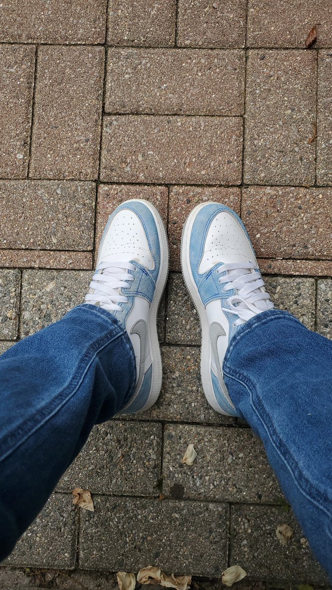 CPhredrix's tweet photo. It's back to quasi winter weather in Boston so the high tops are back out...sigh. Almost summer! #kotd #yoursneakersaredope https://t.co/TXuZ4O60Up
