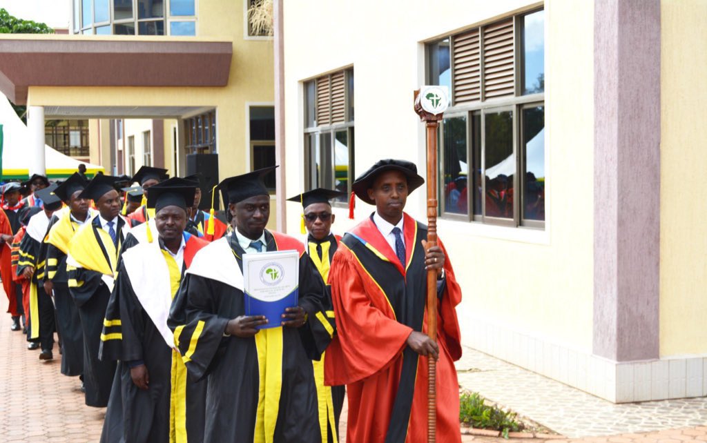 HuyeDistrict's tweet photo. Kaminuza ya @PUR_RWANDA ifite icyicaro mu Karere ka Huye yatanze impamyabumenyi ku banyeshuri 573 bayirangijemo, mu birori byo gutanga ku nshuro ya 12 impamyabumenyi.

Abarangije amasomo mu mashami atandukanye muri iyi Kaminuza barimo n’abakomoka mu bihugu byo hanze y’u #Rwanda. https://t.co/joVASC4gYE