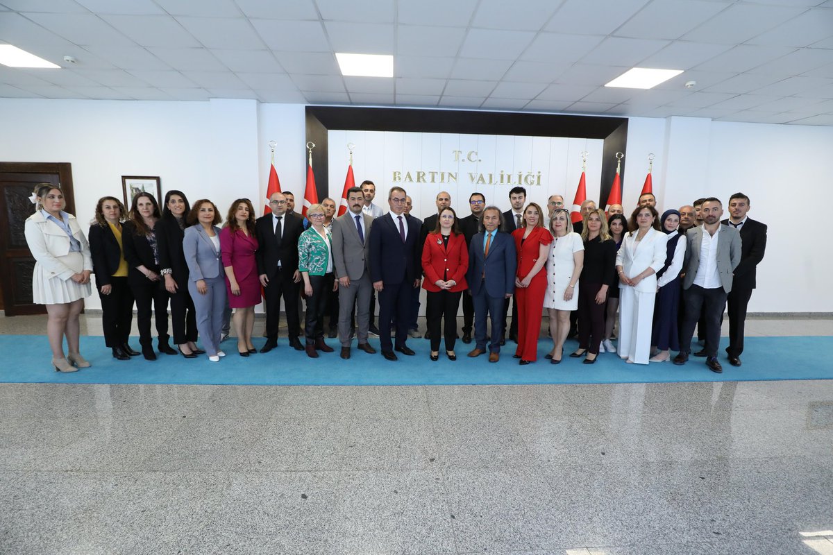 tcbartinvalilik's tweet photo. Tapu ve Kadastro Genel Müdürlüğünün 178. kuruluş yıl dönümü münasebetiyle Tapu Müdürü İdris Çiçek, Kadastro Müdürü İlker Harun Endoğru ve beraberindeki kurum personeli Valimiz Dr. Nurtaç Arslan’ı ziyaret etti. 

Tapu ve Kadastro Teşkilatının kuruluş yıl dönümünü kutlayan Vali Arslan, tüm personele çalışmalarında kolaylıklar diledi.