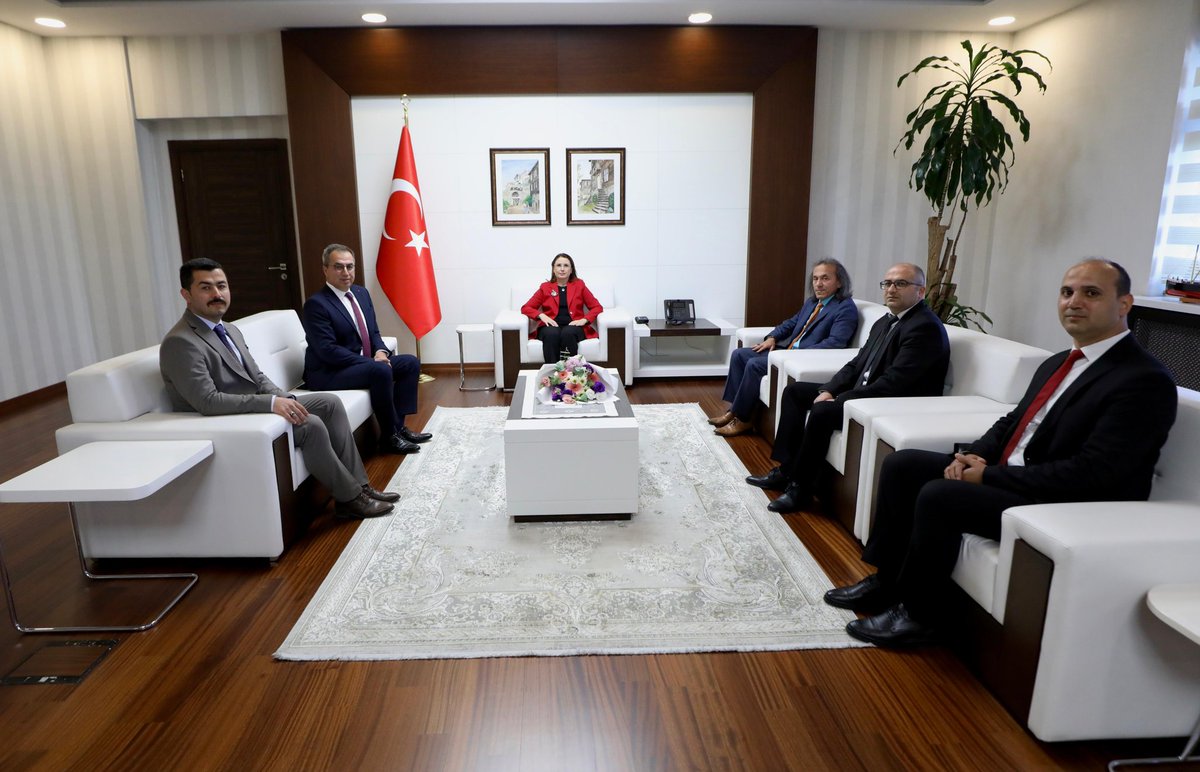 tcbartinvalilik's tweet photo. Tapu ve Kadastro Genel Müdürlüğünün 178. kuruluş yıl dönümü münasebetiyle Tapu Müdürü İdris Çiçek, Kadastro Müdürü İlker Harun Endoğru ve beraberindeki kurum personeli Valimiz Dr. Nurtaç Arslan’ı ziyaret etti. 

Tapu ve Kadastro Teşkilatının kuruluş yıl dönümünü kutlayan Vali Arslan, tüm personele çalışmalarında kolaylıklar diledi.