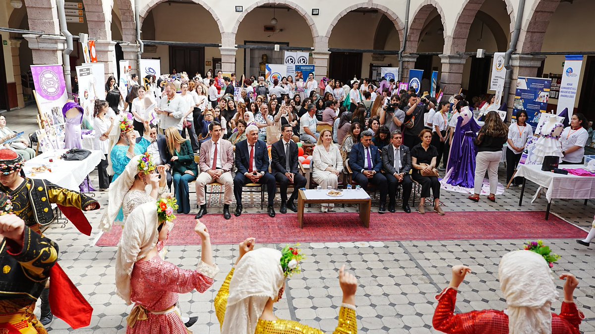 izmir_mte's tweet photo. Meslek Liselerimiz arasında genç modacılarımızı marifetlerini sergiledikleri Zarafetin Dokunuşu Moda Tasarım ve Drapaj yarışmamız 23 okulumuz 49 öğrencimizin katılımıyla gerçekleştirildi 
@izmir_ilmem @tcmeb_mtegm https://t.co/DN4lFOKviC
