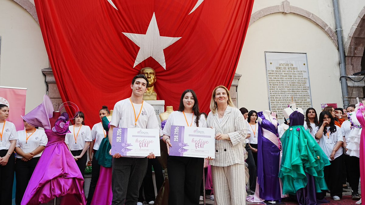 izmir_mte's tweet photo. Meslek Liselerimiz arasında genç modacılarımızı marifetlerini sergiledikleri Zarafetin Dokunuşu Moda Tasarım ve Drapaj yarışmamız 23 okulumuz 49 öğrencimizin katılımıyla gerçekleştirildi 
@izmir_ilmem @tcmeb_mtegm https://t.co/DN4lFOKviC