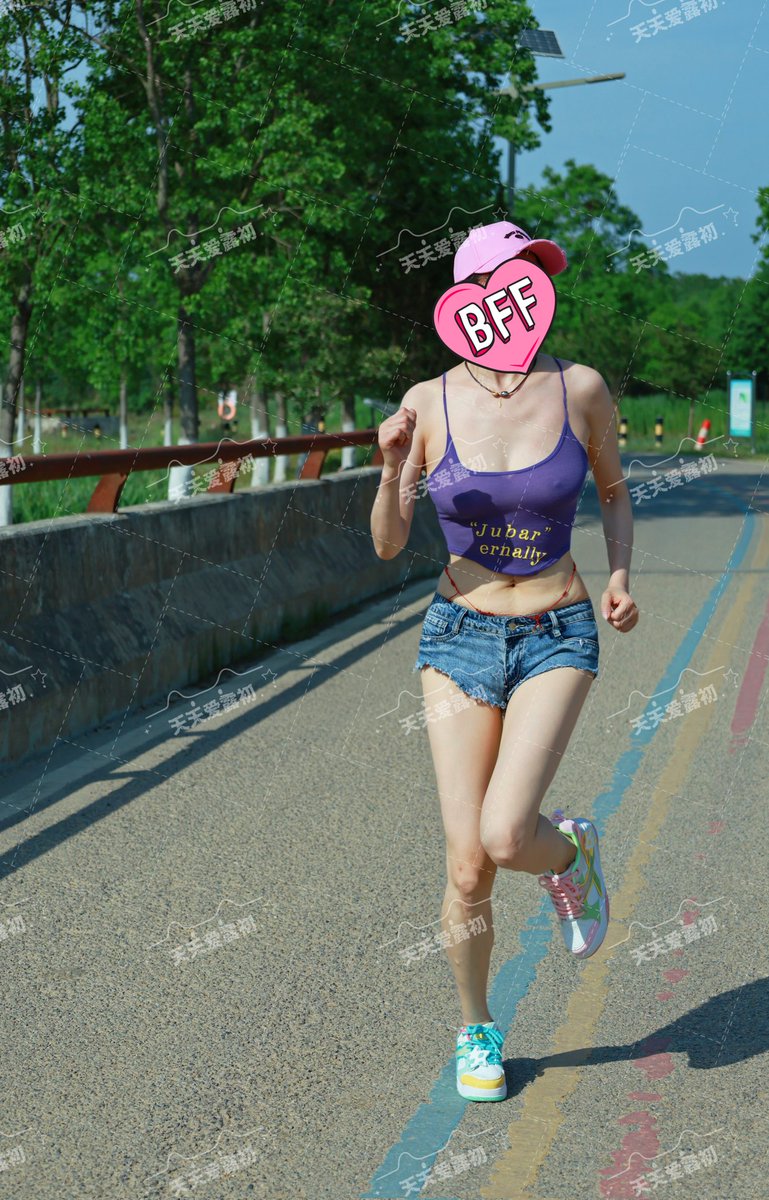 运动媛第三弹
顶着沉甸甸的大胸正在享受阳光，路边突然出来一台车，吓得老婆赶紧跑，两个大奶子上下乱蹦，好不诱人。
#美妻  #露出 #情趣
@007share 
@wqganenshi_ 
@Public_Catgirl1 
@luchu888888 https://t.co/2QAHdBwElh