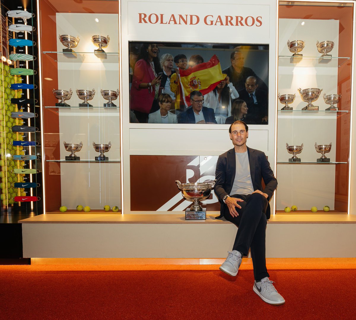 BastienFachan's tweet photo. Rafael Nadal posing with his Roland-Garros memorabilia:

- The 14 headbands he wore to win his 14 titles
- The 14 replicas of his trophies (2018 is slightly bigger as it was the 50th Open Era anniversary)
- The real-size replica he won for La Décima in 2017

What a casual flex 😮‍💨 https://t.co/wR7aqTkUqm