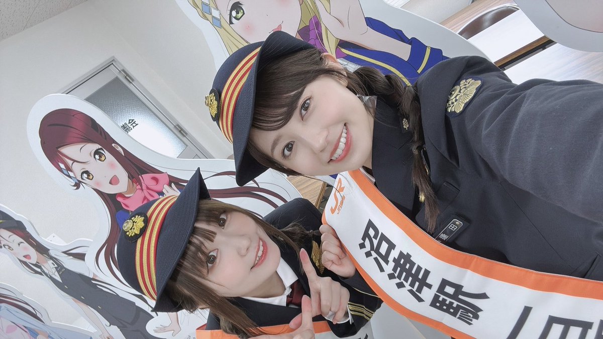 aina_suzuki723's tweet photo. JR東海の沼津ゲキ推しキャンペーン2025にて、JR沼津駅の1日駅長を梨香子と務めさせて頂きました！🎹✨
制服に身を包んだら身も心も引き締まるような気持ちに👏
なかなか見る事の出来ない場所や構内アナウンス等ドキドキしつつ、どこもAqoursで溢れた空間に大きな愛と嬉しい気持ちでいっぱいでした🥹✨ https://t.co/fVcoyGvCDe