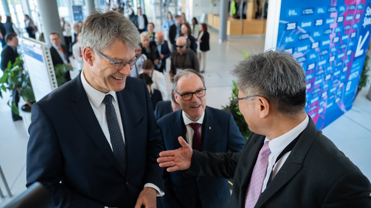 BMDV (@bmdv) on Twitter photo Beim #ITF25 vor Ort ist auch Verkehrsminister @pschnieder. Er wurde vom Generalsekretär des <a href="/ITF_Forum/">International #Transport Forum 🌎</a> <a href="/Young_T_KIM/">Young Tae KIM 🌏</a> und dem CEO der <a href="/leipzigermesse/">Leipziger Messe</a> Martin Buhl-Wagner empfangen. 🤝#Weltverkehrsforum Beim #ITF25 vor Ort ist auch Verkehrsminister @pschnieder. Er wurde vom Generalsekretär des <a href="/ITF_Forum/">International #Transport Forum 🌎</a> <a href="/Young_T_KIM/">Young Tae KIM 🌏</a> und dem CEO der <a href="/leipzigermesse/">Leipziger Messe</a> Martin Buhl-Wagner empfangen. 🤝#Weltverkehrsforum