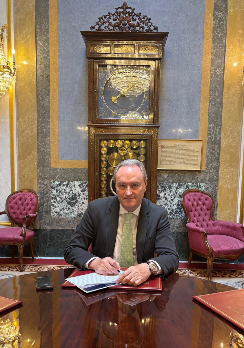 Mi aval a <a href="/NunezFeijoo/">Alberto Núñez Feijóo</a> como candidato a la presidencia del <a href="/ppopular/">Partido Popular</a>.

#España necesita un cambio real, con liderazgo, seriedad y rumbo claro. Feijóo es la alternativa que une y nos hace avanzar. #PorEspaña🇪🇸