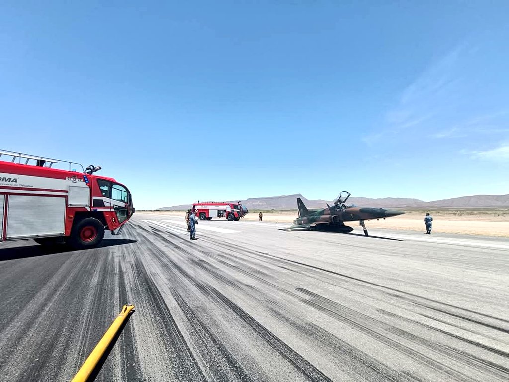 ivancp25's tweet photo. #AccidenteAéreo de un caza de combate monoplaza #Northrop #F5E #TigerII, de las Fuerzas Aéreas de México, en el Aeropuerto Internacional de #Chihuahua, en #México 🇲🇽. El piloto resultó ileso. Se investigan las causas. 20-05-25 https://t.co/8G8suK1LeN