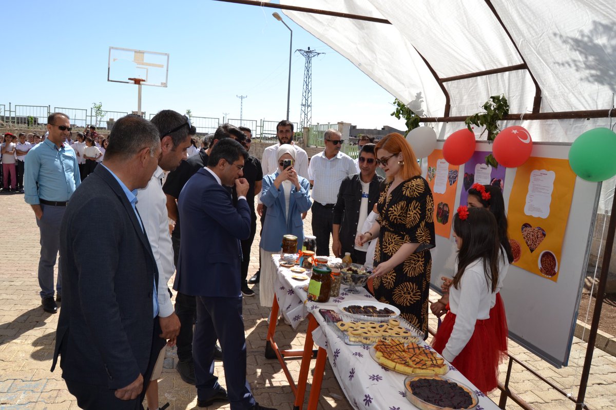 idil_ilcemem's tweet photo. Özen Ortaokulu’ndan Anlamlı Bir Etkinlik: Birinci Dut Festivali

İlçemiz Özen Ortaokulu tarafından düzenlenen Birinci Dut Festivali, köyün kültürel mirasını yaşatmak ve dutun farklı alanlardaki kullanımını tanıtmak amacıyla büyük bir heyecanla gerçekleştirildi.

Festivalde dut ile yapılan çeşitli ürünler sergilenerek hem öğrencilerimizin üretkenliği teşvik edildi hem de köy halkı bu değerli meyvenin kıymetini bir kez daha hatırlama fırsatı buldu.

Etkinliğe İlçe Milli Eğitim Müdürümüz Sayın Mehmet Şirin ARSLAN da katılarak, emeği geçen öğretmen, öğrenci ve velileri tebrik etti. Eğitim ortamlarının bu tür kültürel etkinliklerle zenginleşmesinden duyduğu memnuniyeti ifade etti.

Bu anlamlı etkinliği hayata geçiren Özen Ortaokulu yönetimine ve katkı sunan herkese teşekkür ederiz.

@sirnakvaliligi 
@birolekici73 
@sirnakmem73
@bycandiroglu
@idilKymkmlk
@meh_sirarslan
