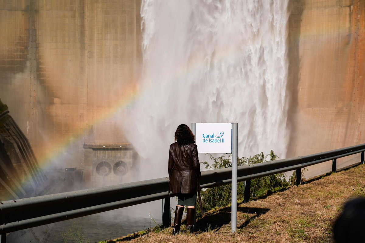 IdiazAyuso's tweet photo. La mejor agua en el grifo; tras las peores lluvias registradas no se inundan pueblos; crece la población y el abastecimiento está asegurado…

Eso es gracias al gran trabajo del Canal de Isabel II.

El Atazar desembalsa agua por tercera vez en su historia por su aliviadero superior. 

Una bellísima imagen de la Comunidad de Madrid verde y llena de vida que tenemos.